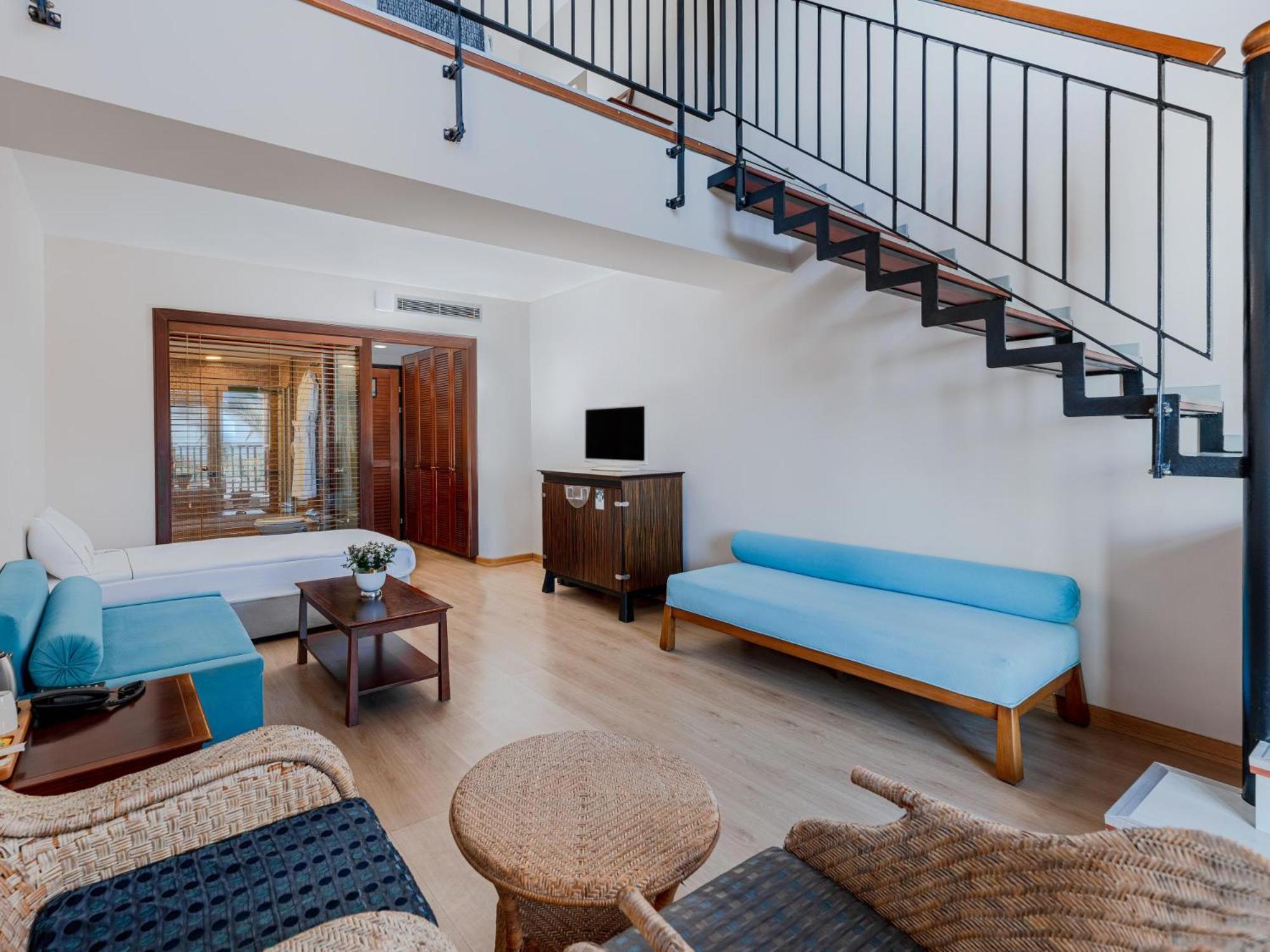 Asteria Family Resort Belek Αττάλεια Εξωτερικό φωτογραφία A living room in a suite at the hotel